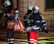 Mit der Motorsäge trennte man im Gebäudeinnern Holzbalken auf. (Bild: Geri Holdener)