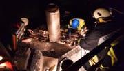 Die Brandstelle auf dem Dach wird untersucht. (Bild PD Feuerwehr Schwyz)
