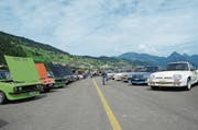 Mantas, wohin man blickt: Die stolzen Besitzer präsentieren ihre Opel auf einem Rollweg des Flugplatzes Buochs. (Bild: Martin Uebelhart (Ennetbürgen, 12. August 2017))