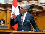 Die Räte haben die Reform der Altersvorsorge in der Schlussabstimmung gutgeheissen. Das ist ein wichtiger politischer Sieg für Bundesrat Alain Berset. (Bild: KEYSTONE/PETER KLAUNZER)