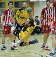 So viel Entschlossenheit wie hier von Yannick Drollinger (am Ball) fehlte den Altdorfern zuletzt beim Schlusslicht Wädenswil. (Bild: Urs Hanhart (Altdorf, 25. März 2017))