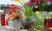 Blumen erinnern an der Schlagstrasse an den Verunglückten. (Bild: TeleZüri)