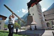 Vor dem Aufzug brachte Kirchenratspräsident Klaus Gisler jede der drei Glocken kurz zum Ertönen. (Bild: Urs Hanhart (Spiringen, 22. August 2017))