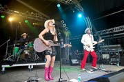 Verführten das Publikum dazu, das Tanzbein zu schwingen: die amerikanischen Country-Sänger Kim Carson und Johnny Falstaff gestern bei ihrem Auftritt am Klewenalp-Open-Air. (Bild: Manuela Jans / Neue LZ)