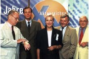 Konrad Tönz (rechts) starb im Alter von 76 Jahren. Im Bild eine Aufnahme von 1997 mit TV-Kriminolge Eduard Zimmermann aufgenommen 1997 Butz Peters, Sabine Zimmermann und Peter Nidetzky (von links). (Bild: Keystone)