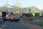 Helfer kümmern sich um den verunglückten Töfffahrer. (Bild: Geri Holdener, Bote der Urschweiz)