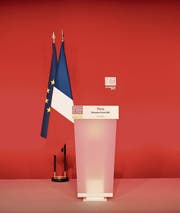 Abgetaucht: Das leere Podium des Sozialisten Benoît Hamon nach der ersten Runde der französischen Präsidentschaftswahl. Er erreichte nur 6,4 Prozent der Stimmen. (Bild: Martin Bureau/AFP (Paris, 23. April 2017))