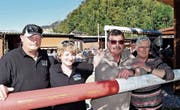 Peter und Barbara Widmer (links) übernehmen Anfang November das «Remo-Camping» von Werner Kalbermatter und Marie-Louise Brunner. (Bild: Georg Epp (Altdorf, 14. Oktober 2017))