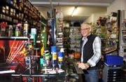 Weiterhin im Laden anzutreffen: Hansruedi Gasser wechselt vom Besitzer zum Angestellten. (Bild Corinne Glanzmann)