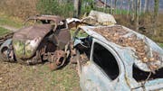 Letzter Halt vor der Entsorgung: die beiden Autowracks nach der Bergung per Helikopter. (Bild: Markus von Rotz (Alpnach, 27. März 2017))