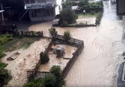 Unter anderem trat in Einsiedeln der Wänibach über die Ufer. (Bild: Leserfoto)