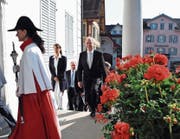 Einzug ins Rathaus zur Eröffnungssitzung der Amtsdauer 2014 bis 2018: Alle an diesem Tag einziehenden Regierungsräte sind bereits dabei oder werden nach den Neuwahlen nicht mehr mit dabei sein. (Bild: Markus von Rotz (Sarnen, 27. Juni 2014))