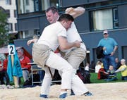 Vorbilder der jungen Nationalturner: Andi Imhof (rechts) und Werner Suppiger. Bild: Zuger Zeitung (Baar, 2015)