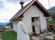 Die Kapelle St. Wendelin wird von Pfarrer Walter Mathis gesegnet.