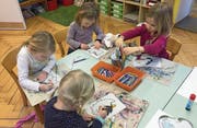 In der Spielgruppe lernen Kinder zusammen mit gleichaltrigen «Gspändli» zu zeichnen, zu basteln und zu spielen.Bild: PD