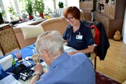 Rosmarie Strahberger bespricht mit einem Patienten, wie man nach einer Krebsoperation den Blutzuckerspiegel wieder in den Griff bekommt. (Bild Romano Cuonz)