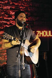 Vielfalt am Festival Andermatt Live: (von oben links im Uhrzeigersinn) Singer-Songwriter Jack Zhoul, Sänger Phil Campbell von The Temperance Movement, Stefanie Heinzmann und Gitarrist Flavio Scano von Pablo Infernal. (Bild: Urs Hanhart (Andermatt, 17. März 2018))