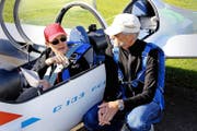 Unmittelbar vor seinem Prüfungsflug in Kägiswil bei Sarnen: Jan Keiser und Flugexperte Alois Lüthold. (Bild: PD)