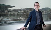 «Ich misstraue jenen, die immer genau wissen, wie es sich verhält»: Rayk Sprecher, hier in einem Sitzungszimmer der Uni Luzern – mit guter Aussicht. (Bild: Pius Amrein (27. Dezember 2017))
