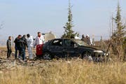 Polizisten untersuchen den Tatort in Haymana, an dem sich zwei Selbstmordattentäter in die Luft gesprengt haben sollen. (Bild: Keystone)