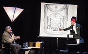Dominic Deville wird Verschwörungstheoretiker. Links sein Gesprächsgast, Reinbold F. Christen, Vorsitzender der Luzerner Freimaurerloge Fiat Lux. (Bild: Nadia Schärli (Luzern, 1.12.2017))