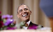 US-Präsident Barack Obama höchst amüsiert am Korrespondentendinner im Weissen Haus. (Bild: EPA / Olivier Douliery)