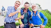 Fototermin unter dem Gipfel: Armin Schelbert (rechts), neben ihm Nik Hartmann. (Bild: SRF)