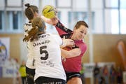 Die Nottwilerinnen kämpften (Ivana Ljubas, Bild links), freuten sich (Pascale Wyder, Bild oben) und triumphierten nach dem 26:21-Sieg gegen Brühl St. Gallen (Bild unten). (Bilder Pius Amrein)