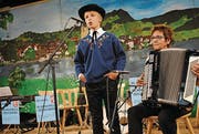 Der Jodlerklub Sarnen geniesst vor dem Auftritt wohltuende Klewenluft. (Bild: Rosmarie Berlinger (Klewenalp, 13. Juli 2017))