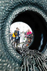 «4477»: Der Monsterreifen in Ketten von Eugen Jans in Baar eröffnet neue Perspektiven. (Bild Stefan Kaiser)