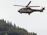 Mit mehreren Armee- und Rega-Helikoptern wurde am Mittwoch im Sustengebiet nach dem vermissten Piloten einer abgestürzten F/A-18 gesucht. (Bild: KEYSTONE/EPA KEYSTONE/ALEXANDRA WEY)