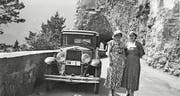 Ausflug ins Tessin um 1935 mit OW 1 mit einem Fotohalt an der Axenstrasse. Elisabeth Dillier-Wyrsch (links) und ihre Freundin Regina Käppeli. (Bild: Reproduktion aus dem Buch)