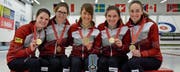 Raphaela Keiser (rechts) strahlt mit den Teamkolleginnen über die Goldmedaille. (Bild: PD)