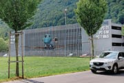 Das PC-24-Bild am Parkhaus der Pilatus-Flugzeugwerke. (Bild: Corinne Glanzmann (Stans, 30. Mai 2017))