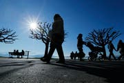 Die Sonne lockt die Menschen ins Freie. (Symbolbild) (Bild: Stefan Kaiser / Neue ZZ / Archiv)