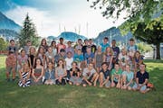 Die 39 Schüler freuen sich in Stansstad über die gelungene, fehlerfreie Veloprüfung. (Bild: Corinne Glanzmann (Stansstad, 13. Juni 2017))