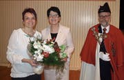 Frau Landammann Yvonne von Deschwanden (Mitte) gratuliert der neuen SVP-Regierungsrätin Michele Blöchliger, begleitet von Landesweibel Edi Amstad. (Bild: Kurt Liembd (Hergiswil, 4. März 2018))
