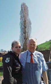 Nathalie Hoffmann mit ihrem Vater Wilfried Hoffmann vor einer der mittlerweile gefällten Pappeln. Bild: PD (Kehrsiten, 28. März 2017)