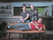 Jimmy Hollmichel (vorne), Patrick Jakober und Stephan Brüderlin (hinten rechts) bringen mit dem UrRock- Musik-Festival Hard Rock und Metal in den Senkel. (Bild: Corinne Glanzmann (Stans, 6. März 2018))