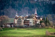 Für das Via-Cordis-Haus wird ein Käufer gesucht. Gleich hinter dem Gebäude steht das «Paxmontana». Bild: Corinne Glanzmann