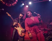 US-Blueserin Annika Chambers bot gestern Abend im «Schweizerhof» ein energiegeladenes Konzert. (Bild: Manuela Koch-Jans (11. November 2017))