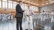 Regierungsrat Franz Enderli gratuliert Karatetrainer Klaus Ming. (Bild: André A. Niederberger (Sarnen, 3. März 2018))