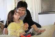 Pia Kiefer mit Selina. In der Schwangerschaft erhielt sie die Diagnose Down-Syndrom für ihr Kind. (Bild Marion Wannemacher)