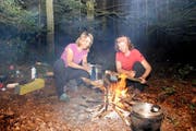 Claudia Arnold (links) und Sybille Hänggi kochen am liebsten in der freien Natur. (Bild: Rosemarie Berlinger / Neue NZ)