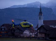 Die Alpine Air Ambulance brachte den Jugendlichen in eine Spezialklinik. (Bild: Geri Holdener, Bote der Urschweiz)