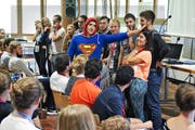 Superman überträgt seine Energie auf die Teilnehmer einer Workshop-Präsentation. (Bild Primus Camenzind)
