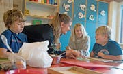 Simon mit Heilpädagogin Maria Blum, Klassenhilfe Aline Michel und Noel im Schulzimmer. (Bild: Corinne Glanzmann (Sachseln, 5. September 2017))