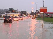 Die Strasse war in einem Baustellenbereich überschwemmt. (Bild: Benno Kälin, TeleZüri)