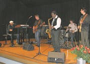 Ludwig Seuss (links) gab mit seiner Band im ausverkauften Gemeindesaal von Ennetbürgen ein Konzert. (Bild: Primus Camenzind (Ennetbürgen, 11. November 2017))