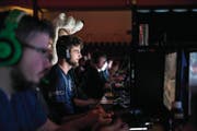 Die Stadthalle Sursee wurde zur Arena für rund 500 Online-Gladiatoren. (Bild: Manuela Jans-Koch (Sursee, 31. März 2018))